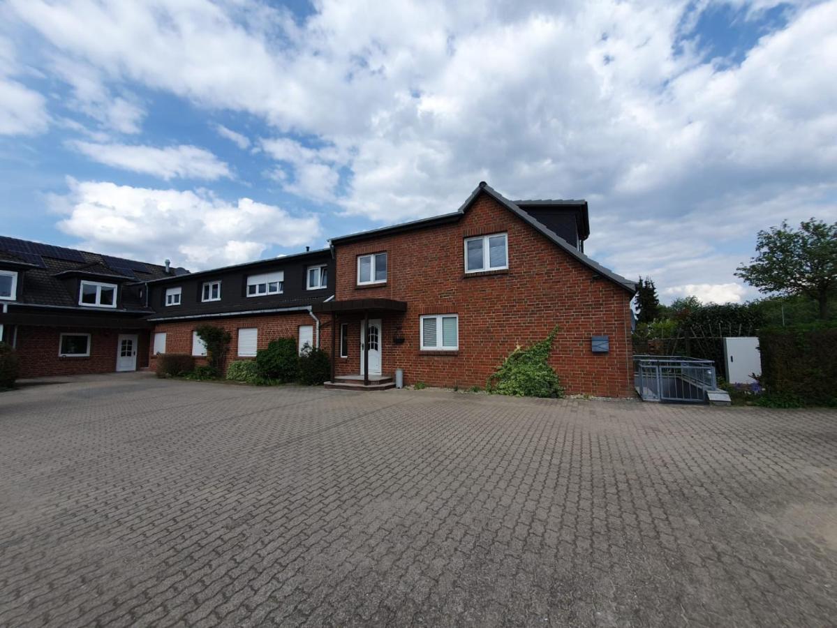 Neumuehler Hof- Ferienwohnung "Benjamin" Mit Grosser Privater Dachterasse Und Guter Anbindung In Die City Schwerin  Luaran gambar