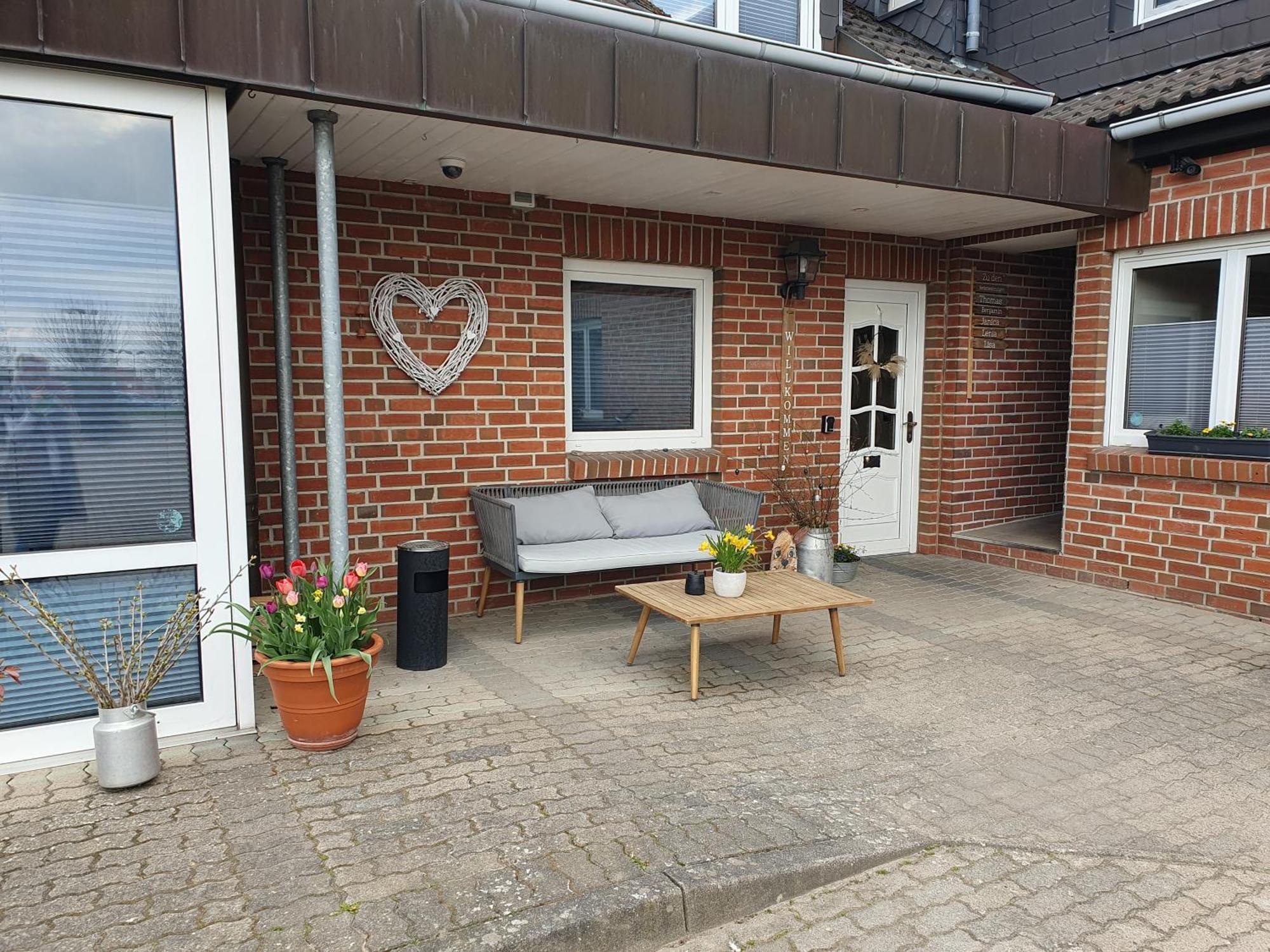 Neumuehler Hof- Ferienwohnung "Benjamin" Mit Grosser Privater Dachterasse Und Guter Anbindung In Die City Schwerin  Luaran gambar